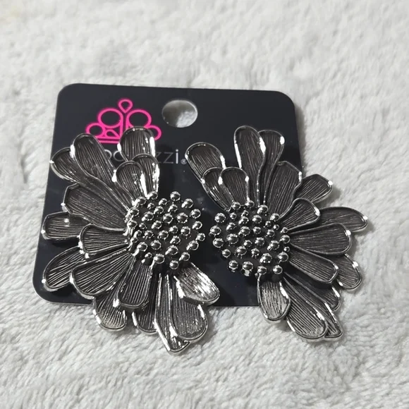 #329 NWT Paparazzi Farmstead Meadow - Silver Post Earrings - Picture 2 of 5